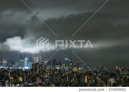 [Shinjuku high-rise building] night view, rain cloud 33409042