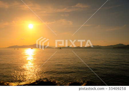 Sunset in the Seto Inland Sea Sunset in the Seto Inland Sea 33409258