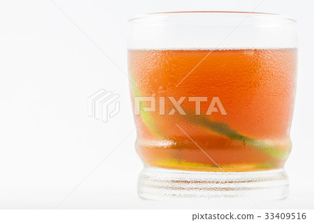 Cold sugarcane-water (aguapanela) with lemon 33409516