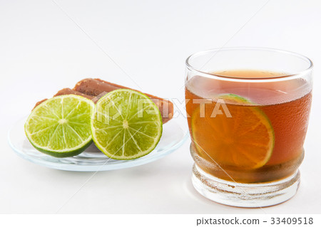 Cold sugarcane-water (aguapanela) with lemon Cold sugarcane-water (aguapanela) with lemon 33409518
