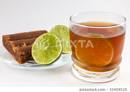 Cold sugarcane-water (aguapanela) with lemon Cold sugarcane-water (aguapanela) with lemon 33409520