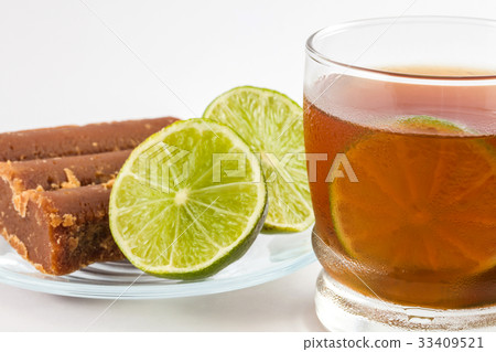 Cold sugarcane-water (aguapanela) with lemon 33409521