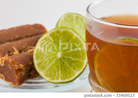 Cold sugarcane-water (aguapanela) with lemon 33409523