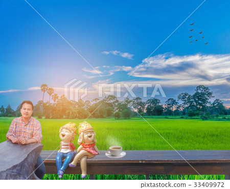 the man, the  kid cartoons dolly on the wooden sea 33409972