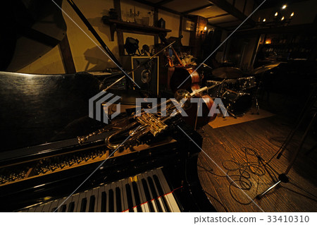 Live house trumpet 33410310