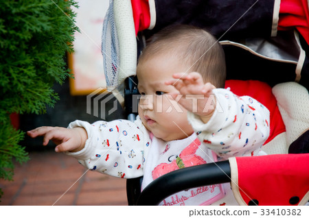 Baby reaching for something Baby reaching for something 33410382