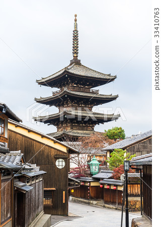 Autumn Kyoto Gion Tower of Yasaka - Stock Photo [33410763] - PIXTA