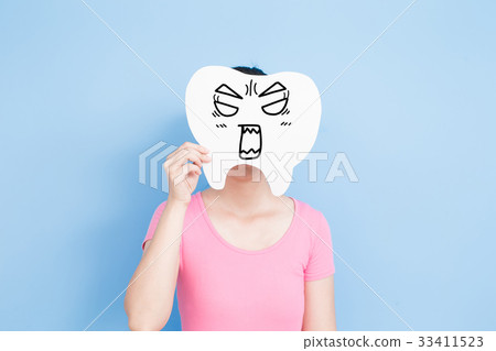 woman take angry tooth woman take angry tooth 33411523