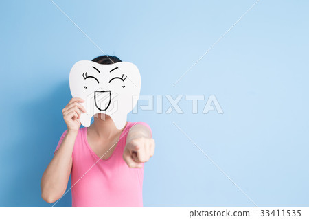 woman take smile tooth woman take smile tooth 33411535