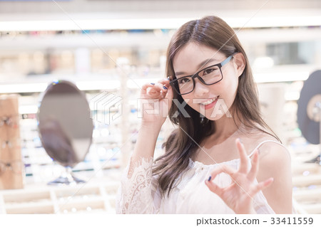 beauty woman wear eyeglasses 33411559