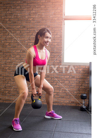 woman with kettlebell 33412286