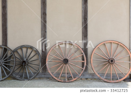 一輛卡車的輪子 一輛卡車的輪子 33412725
