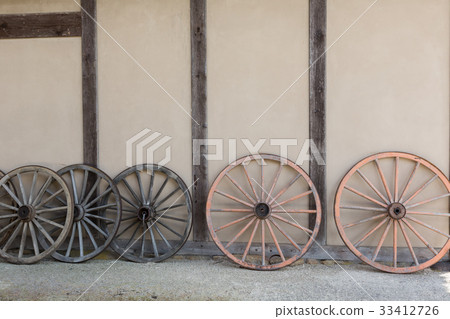 一輛卡車的輪子 一輛卡車的輪子 33412726