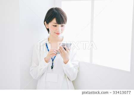 Women who use smartphones in the office Women who use smartphones in the office 33413077