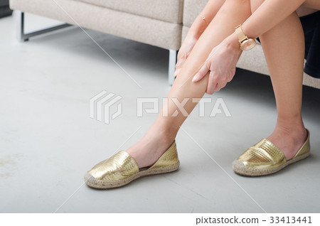 Foot swelling 30s female 33413441