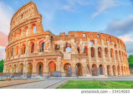 Beautiful landscape of the Colosseum in Rome 33414083