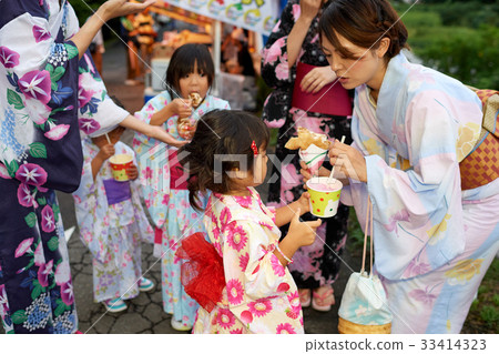 穿yukata媽媽朋友和孩子夏天節日的家庭 穿yukata媽媽朋友和孩子夏天節日的家庭 33414323
