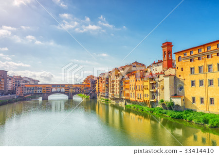 Ponte Vecchio is a bridge in Florence. 33414410