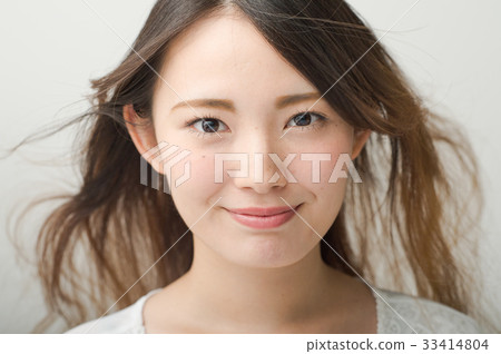 Smiling woman in her twenties Smiling woman in her twenties 33414804
