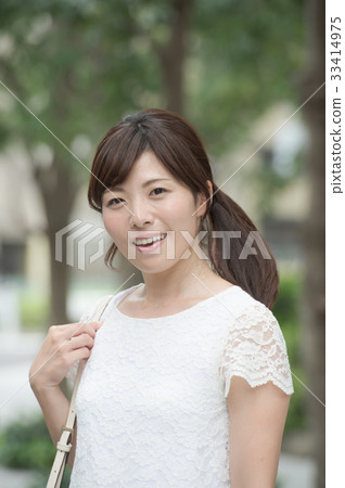 Women who enjoy shopping 33414975