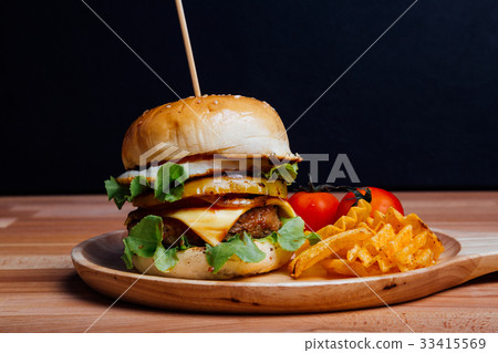 Homemade hamburger with fresh vegetables  33415569