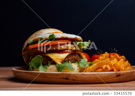 Homemade hamburger with fresh vegetables 33415570