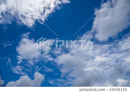 Clear blue sky with white clouds Clear blue sky with white clouds 33416158