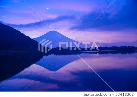 [Shizuoka Prefecture] Mt. Fuji shining at dawn and waiting for dawn 33418368