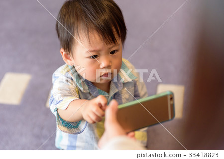 Child who sees smartphone Child who sees smartphone 33418823