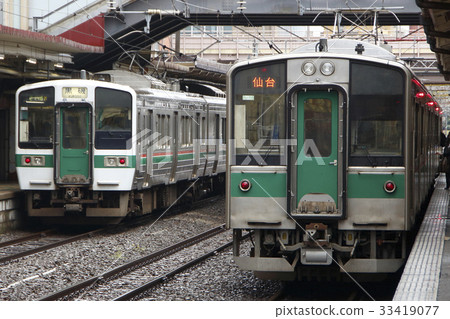東北幹線719和701在福島站停靠 東北幹線719和701在福島站停靠 33419077