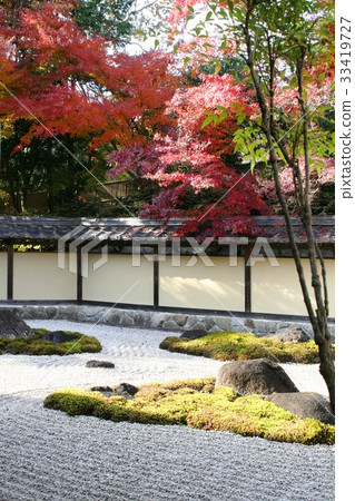 Autumn leaves and stone garden Autumn leaves and stone garden 33419727