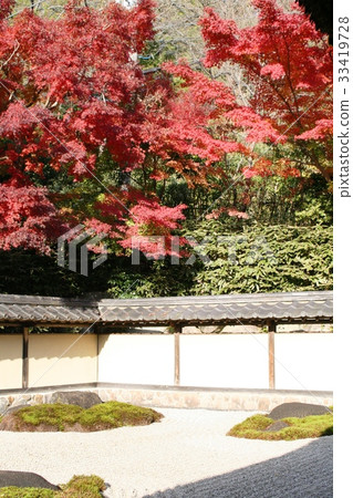 Autumn leaves and stone garden Autumn leaves and stone garden 33419728