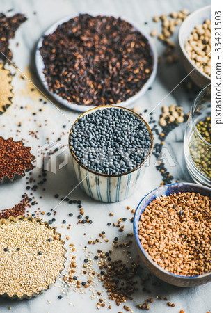 圖庫照片: various raw uncooked grains, beans, cereals in