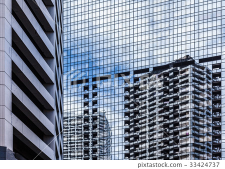 建築群反映在玻璃 33424737