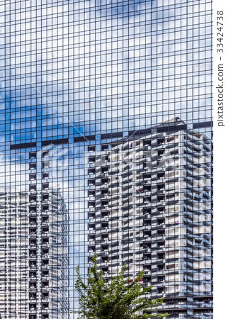 建築群反映在玻璃 33424738