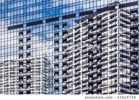 建築群反映在玻璃 33424739