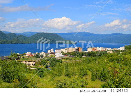 從Kanpira火山口災難看見的洞爺湖溫泉鎮仍然是步行道路 從Kanpira火山口災難看見的洞爺湖溫泉鎮仍然是步行道路 33424883