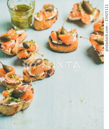Crostini with smocked salmon, pesto sauce 33425111
