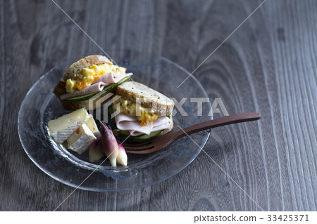 Egg and ham sandwich 33425371