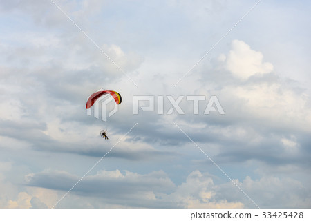 Para motor flying in the air Para motor flying in the air 33425428