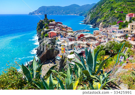 Vernazza village in Cinque Terre, Italy Vernazza village in Cinque Terre, Italy 33425991