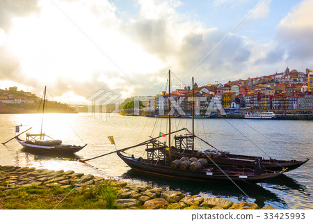 The old town of Porto and traditional Rabelo boats The old town of Porto and traditional Rabelo boats 33425993