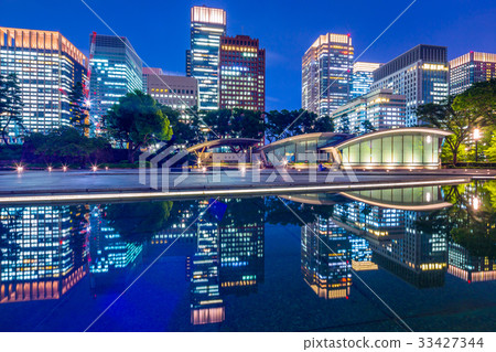 Tokyo Night view of Wadakura fountain park in Marunouchi 33427344