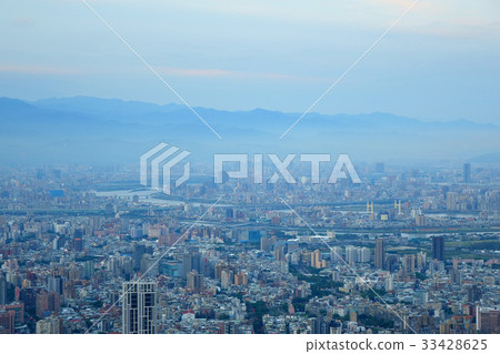 Cityscape of fog at dawn in Taipei city Cityscape of fog at dawn in Taipei city 33428625