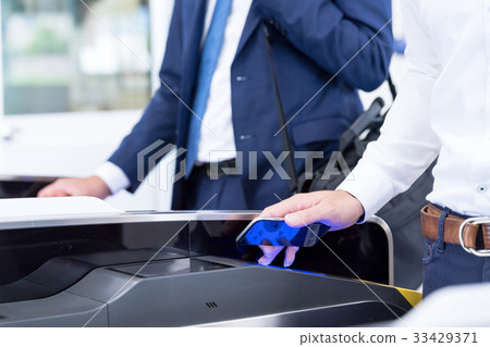 商人，檢票口，智能手機攝影合作：京王電鐵有限公司 33429371