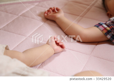 Brother and sister hands to take a nap 33429520