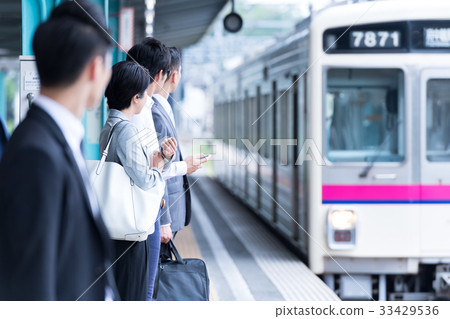 Businessman, train, home, wait shooting cooperation: Keio Electric Railway Co., Ltd. 33429536