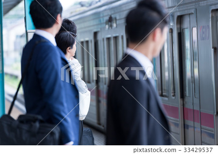 商人,火車,家庭,等待拍攝合作:京王電鐵有限公司 商人,火車,家庭,等待拍攝合作:京王電鐵有限公司 33429537