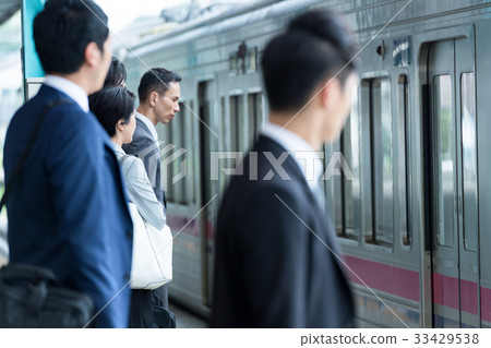Businessman, train, home, wait shooting cooperation: Keio Electric Railway Co., Ltd. 33429538