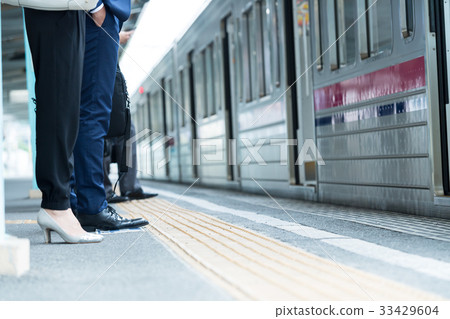 Businessmen, trains, homes, waiting, feet shooting cooperation: Keio Electric Railway Co., Ltd. Businessmen, trains, homes, waiting, feet shooting cooperation: Keio Electric Railway Co., Ltd. 33429604